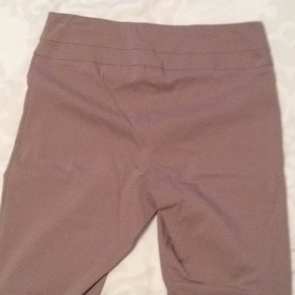 Capri length pants - Picture 2 of 3